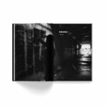 Livre ouvert avec un photographie en noir et blanc de Yann l'Outsider en train de faire un graffiti dans un tunnel