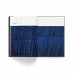 Illustration dans le livre de graffiti en photo motifs bleus sur fond noir de Yann l'Outsider