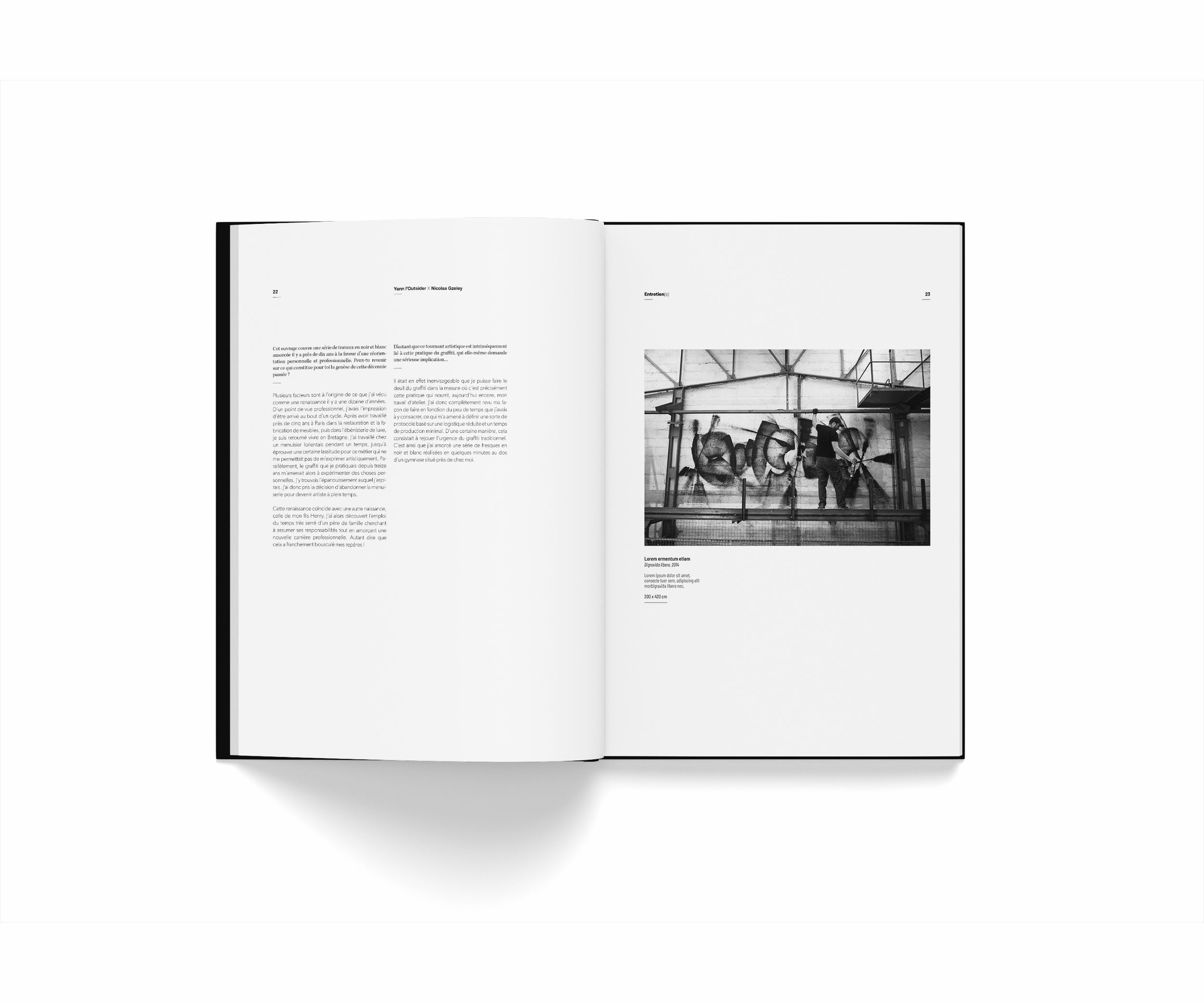 Livre Variations de Yann l'Outsider ouvert avec du texte et un photo de graffiti