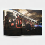 Livre de Romain Fueler "It's about Paysage" ouvert : peinture sur un métro